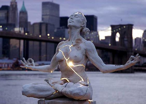 escultura estátua luz rachadura irradiando paige bradley