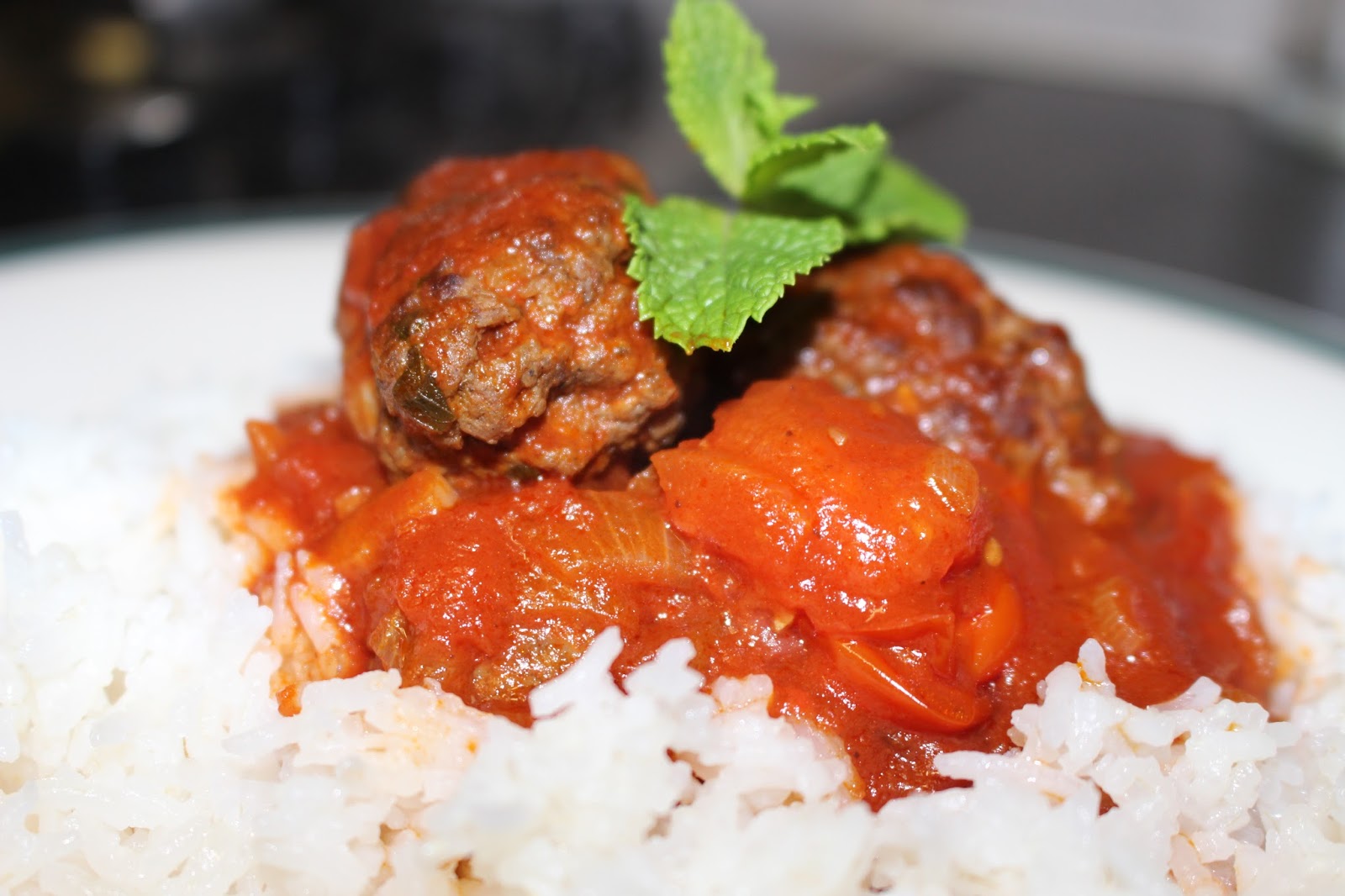 nosaibasfood ) Meat kebabs in tangy tomato sauce