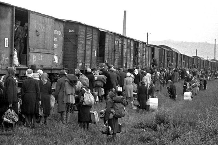 http://3.bp.blogspot.com/-BvLq-epZrdg/VHEP7ZSBFhI/AAAAAAAAREk/giQk5rGL6lk/s1600/Holocaust-train-Sudeten-Germans.jpg