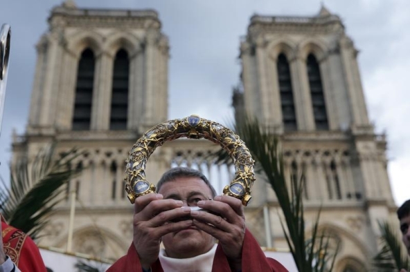 France: Kissing the original Crown of Thorns worn by Jesus