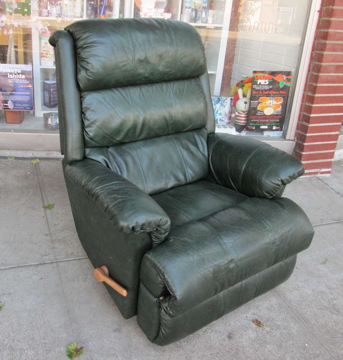 UHURU FURNITURE & COLLECTIBLES SOLD LayZBoy Recliner 80