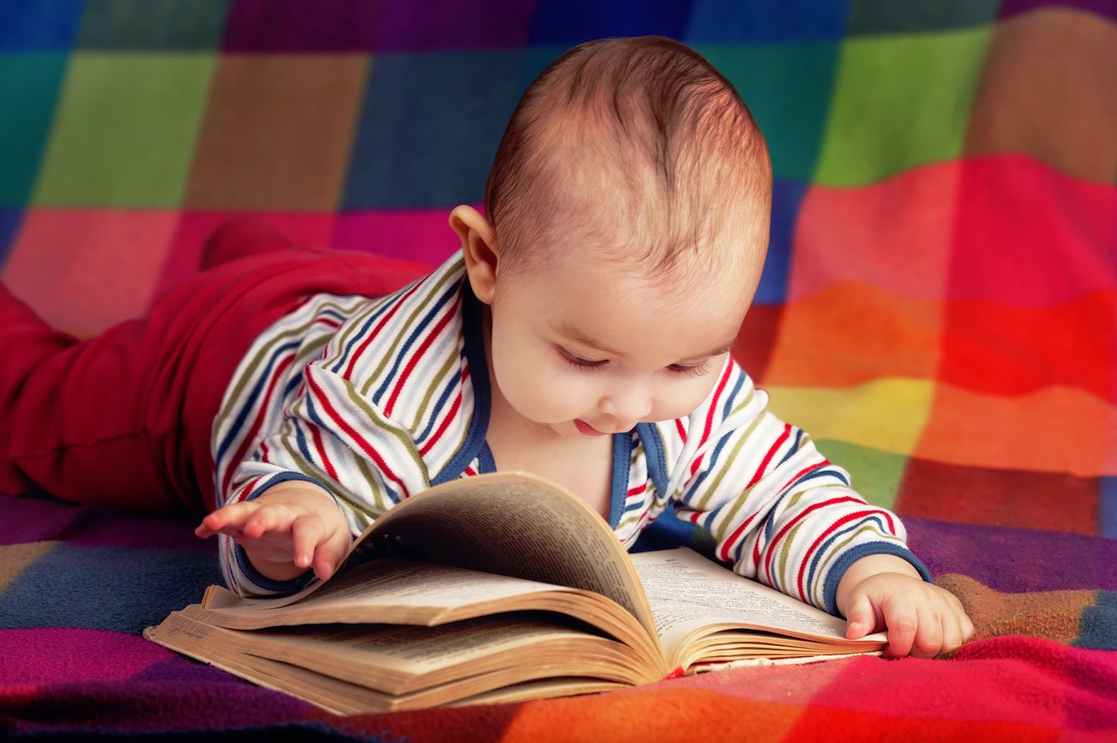 Kumpulan Foto Bayi Bayi Lucu Banget Sedang Membaca Buku 2016