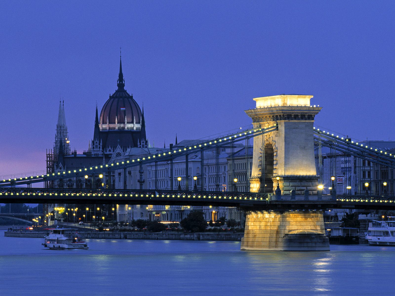 http://3.bp.blogspot.com/-BzNnmtZGHmo/ThFxx78BuMI/AAAAAAAABvA/56xn49MP3NM/s1600/Chain+Bridge%252C+Budapest%252C+Hungary.jpg