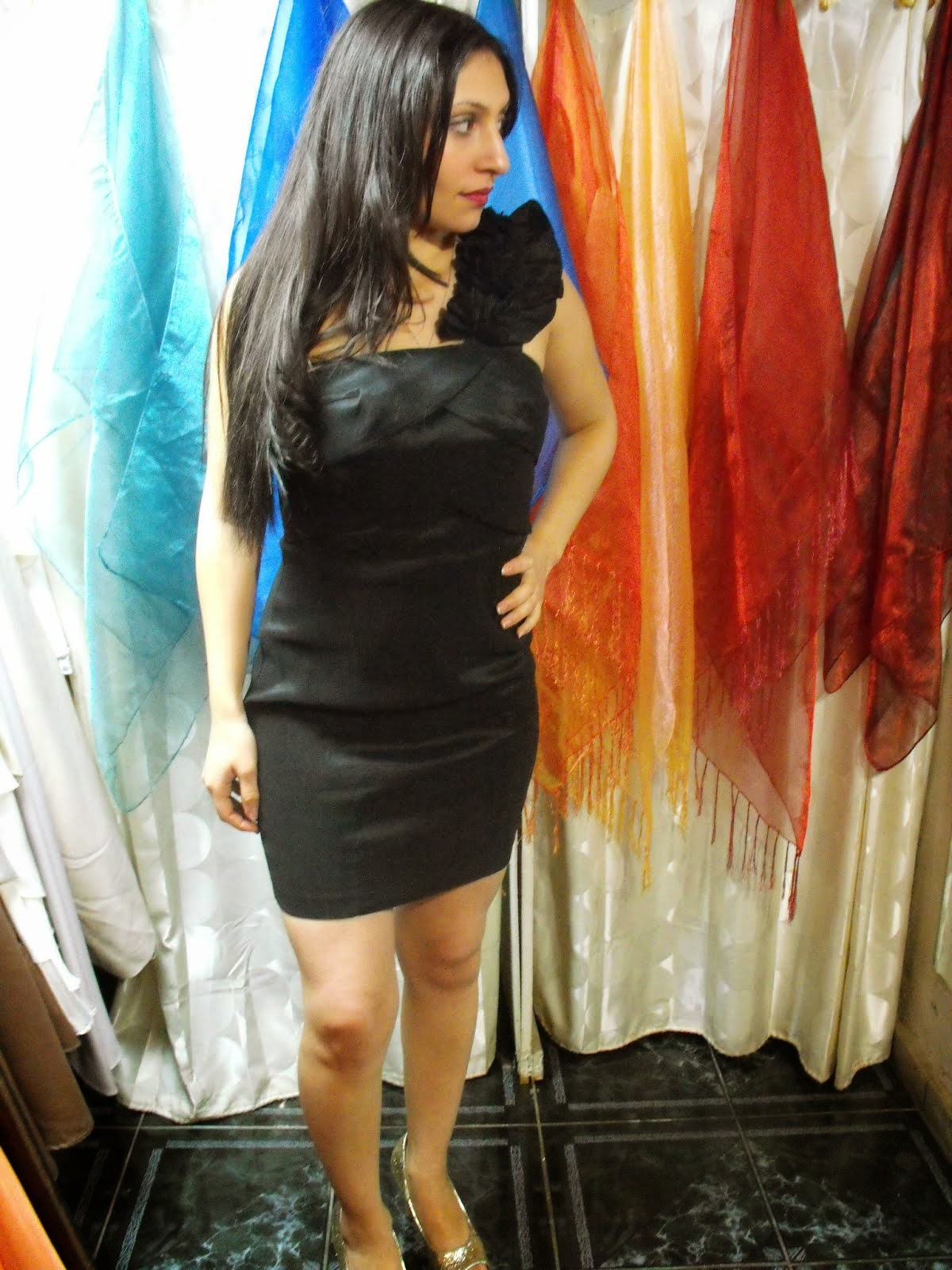 VESTIDO FOREVER21 TAFETA APLICACOPM HOMBRO IZ  TALLA 38