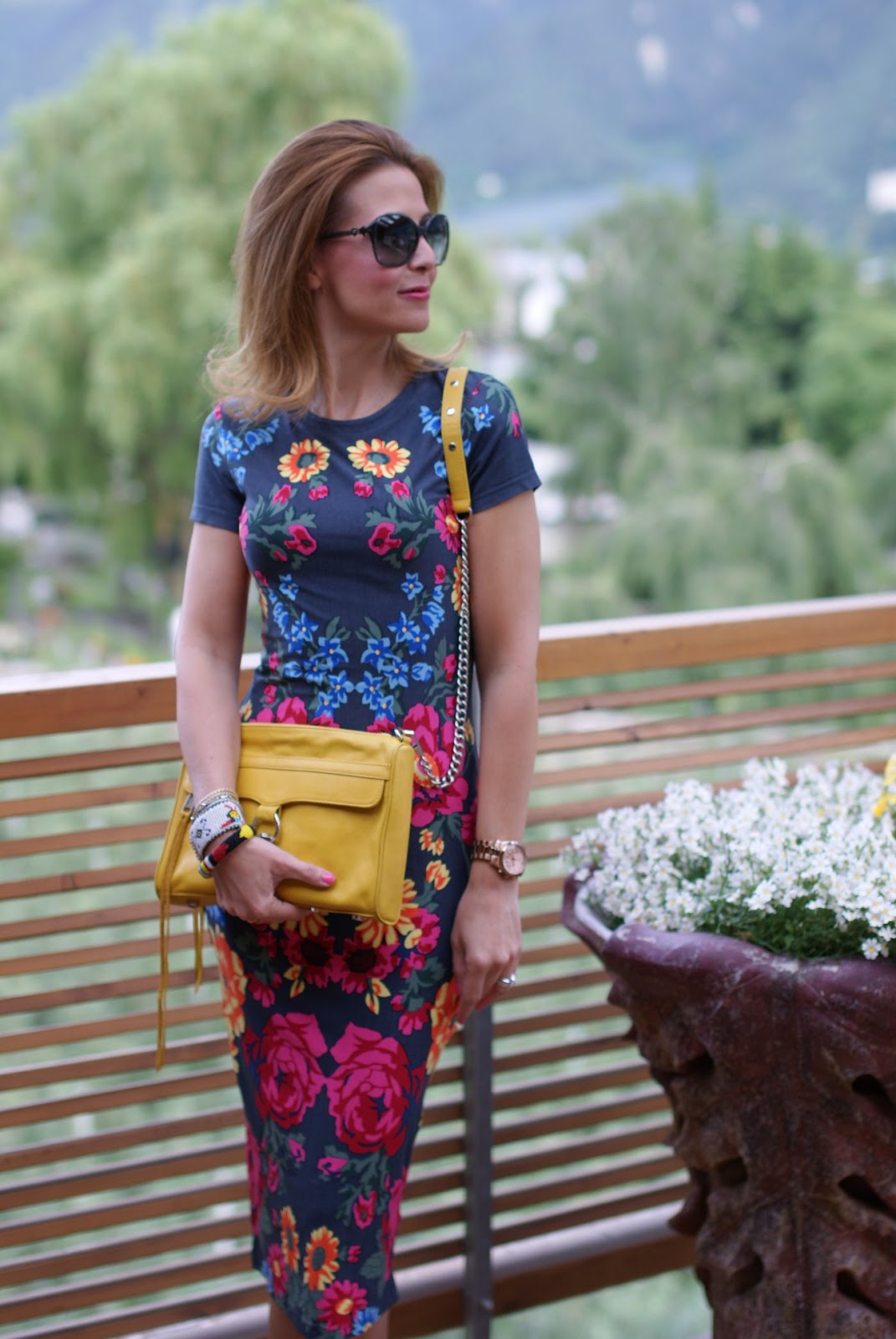 Floral bodycon dress and new yellow bag Fashion and Cookies fashion