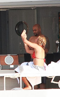 Beyonce Knowles wears a Red Bikini to celebrates her 32th birthday at Italy