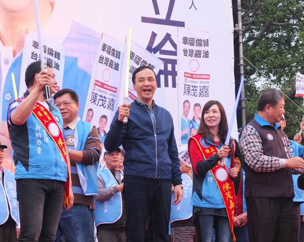 國民黨總統候選人朱立倫20日為新莊區立委候選人陳茂嘉站台,候選人當場也打扮成星際大戰的絕地武士。 國民黨總統候選人朱立倫20日為新莊區立委候選人陳茂嘉站台,候選人當場也打扮成星際大戰的絕地武士。