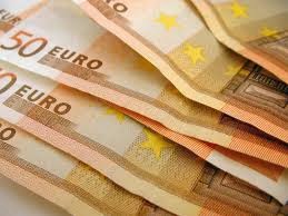 Euro masih berada dalam pelemahan yang mencatat kejatuhan terbesar tiga