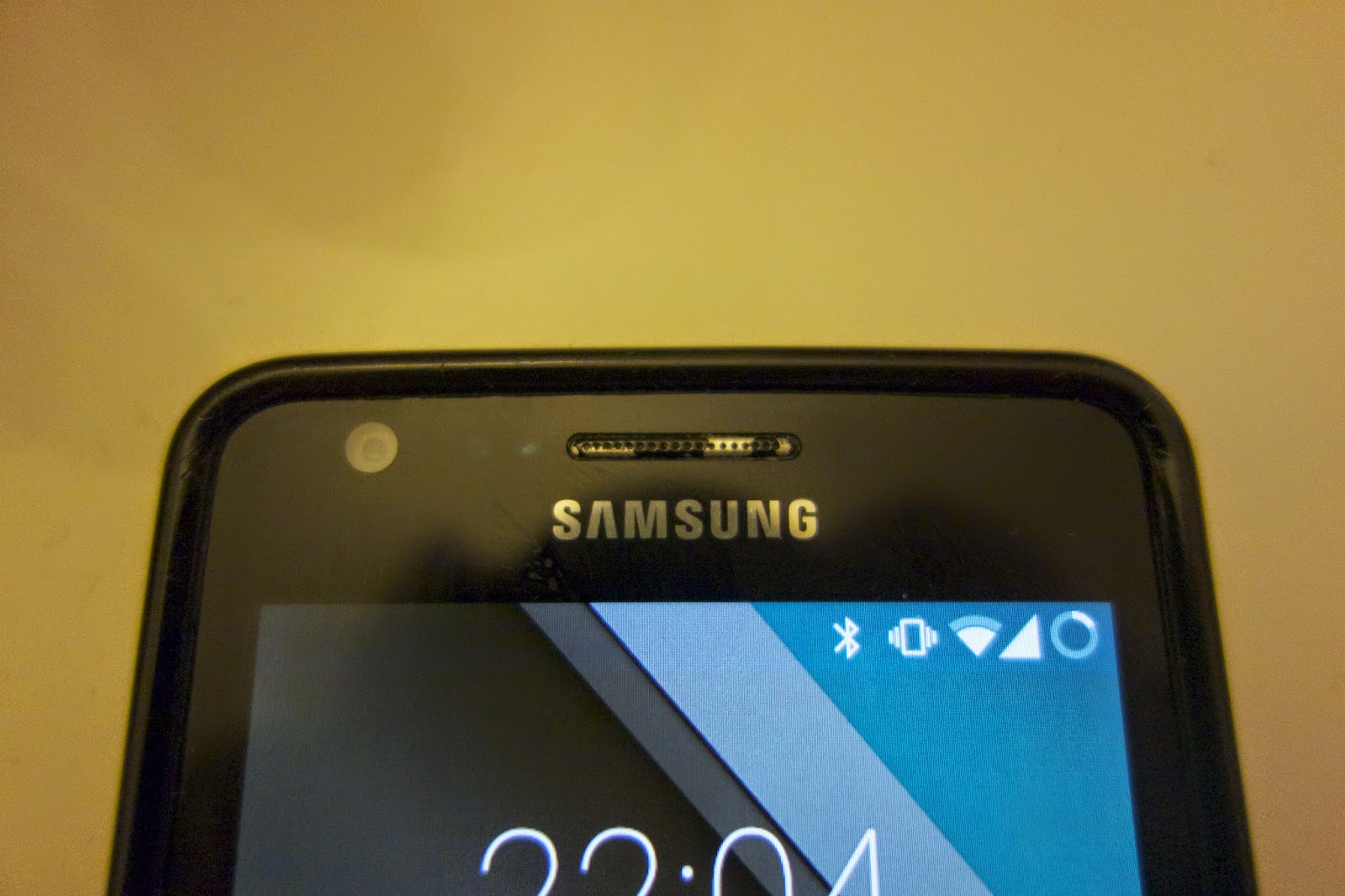 Smartphone mit Bissspuren