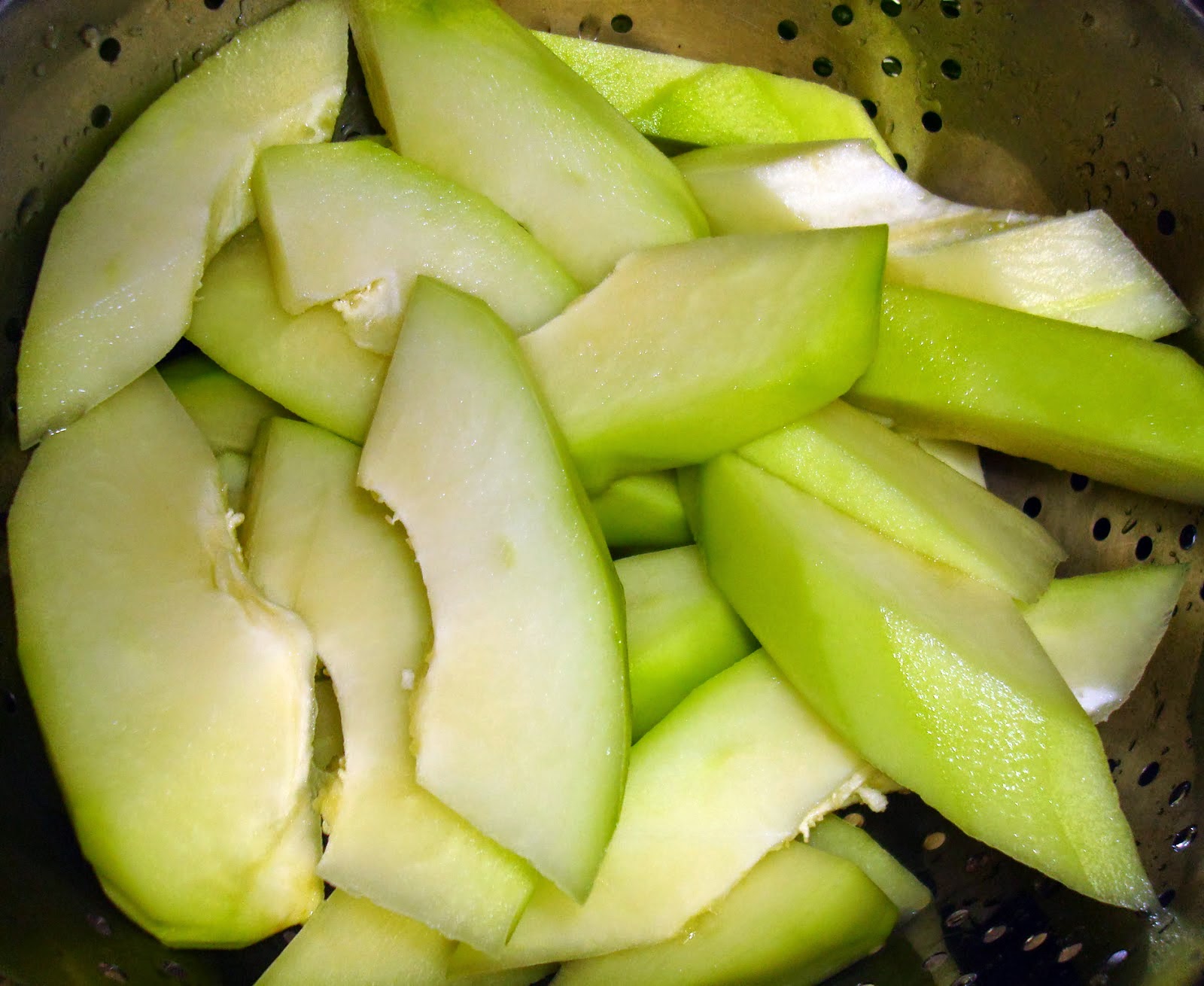 KAUKAU TIME!"Kaukau" is a Hawaiian pidgin slang word meaning "food