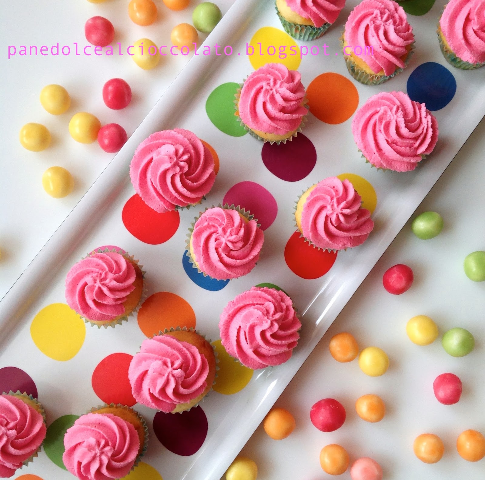 VANILLA CUPCAKE CON FROSTING ALLO YOGURT PANEDOLCEALCIOCCOLATO