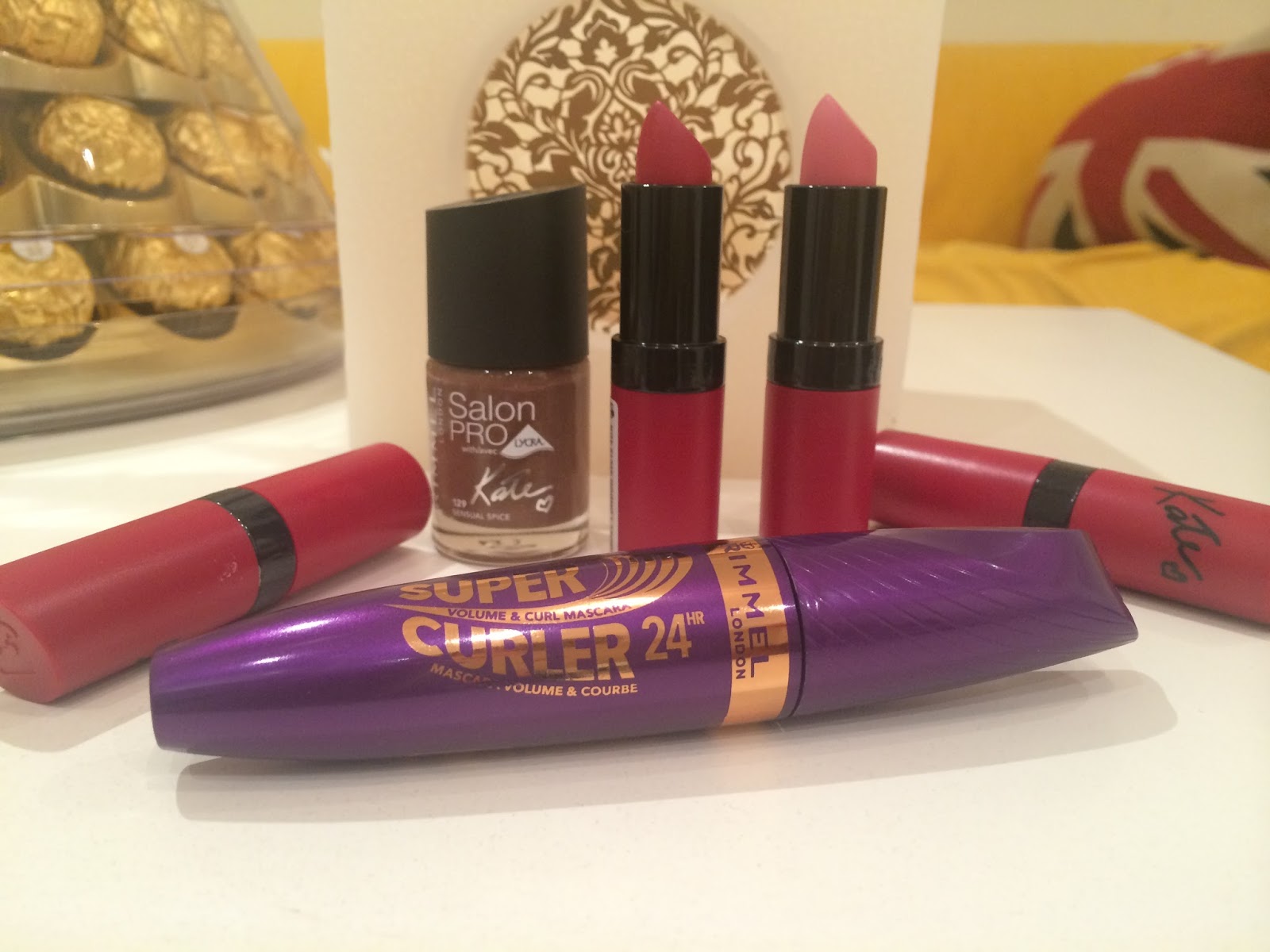 ROMANTIC AND CHIC Super Curler de Rimmel London, máscara de pestañas 24h