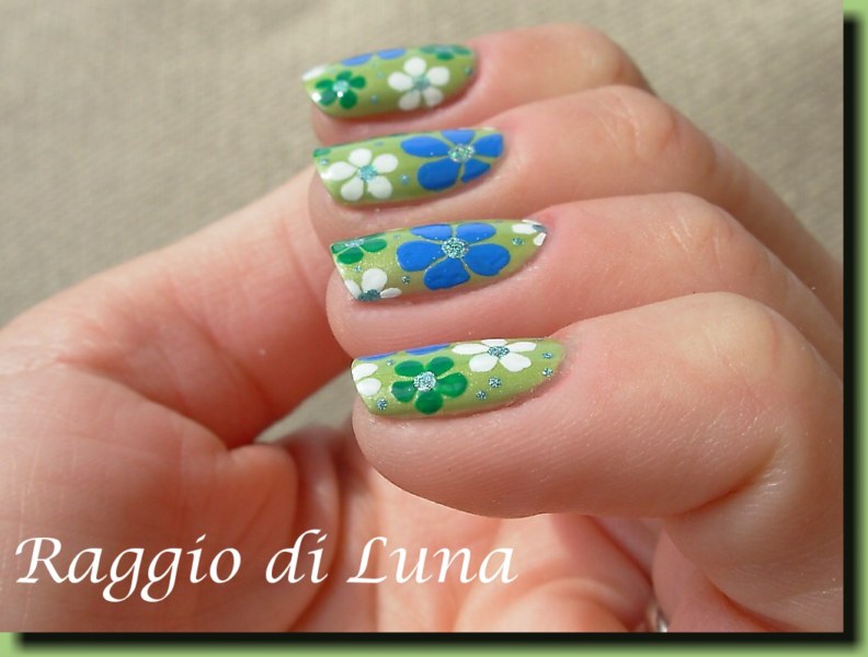 Raggio di Luna Nails: Flowers on light green
