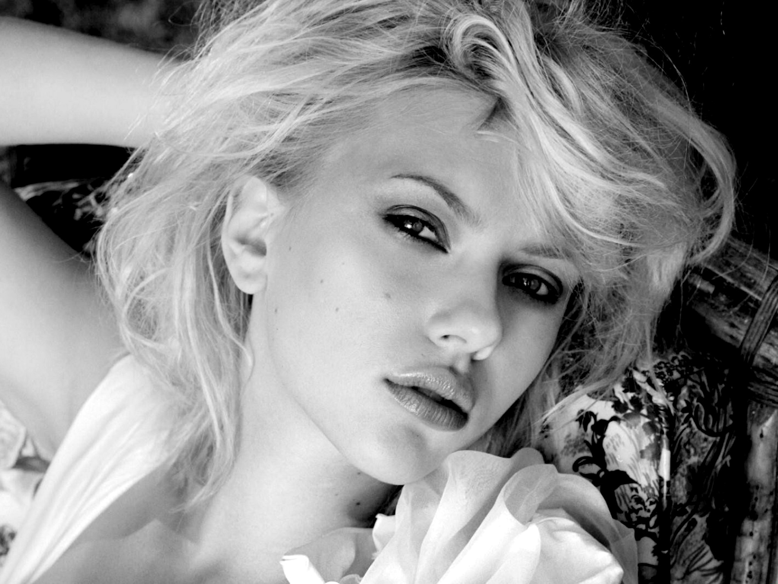 http://3.bp.blogspot.com/-C89J0m-aalQ/UO3G67Y9rcI/AAAAAAAADeE/LIIb7AwpcbI/s1600/scarlett-johansson-black&amp;white-Wallpaper.jpg