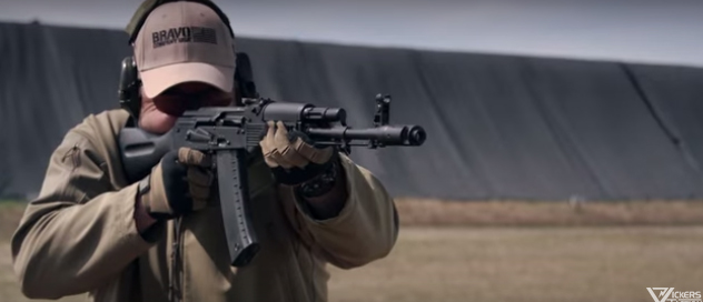 VÍDEO: Observe de lo que es capaz la moderna AK-74