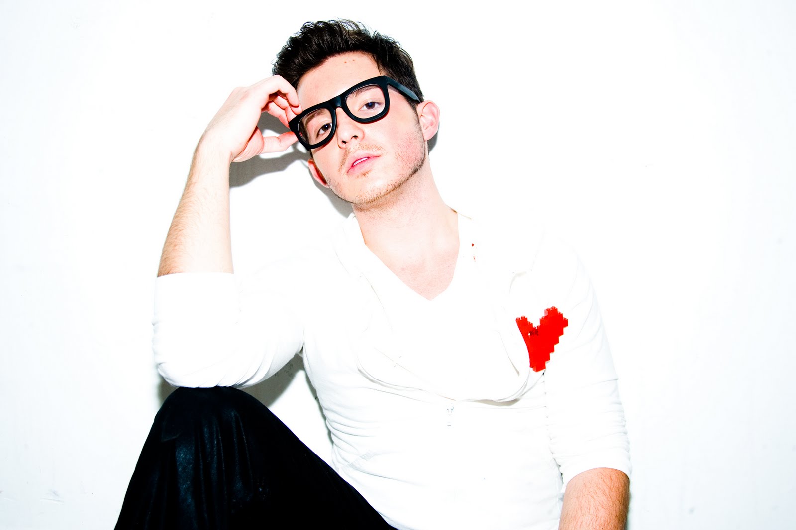 http://3.bp.blogspot.com/-C8aXN7XsEq0/ThyZ2S0ThBI/AAAAAAAACwI/HW2-915sxaM/s1600/simon_curtis_alter_boy_8bit_heart_ra_spotlight_sticky_glitter_3.jpeg