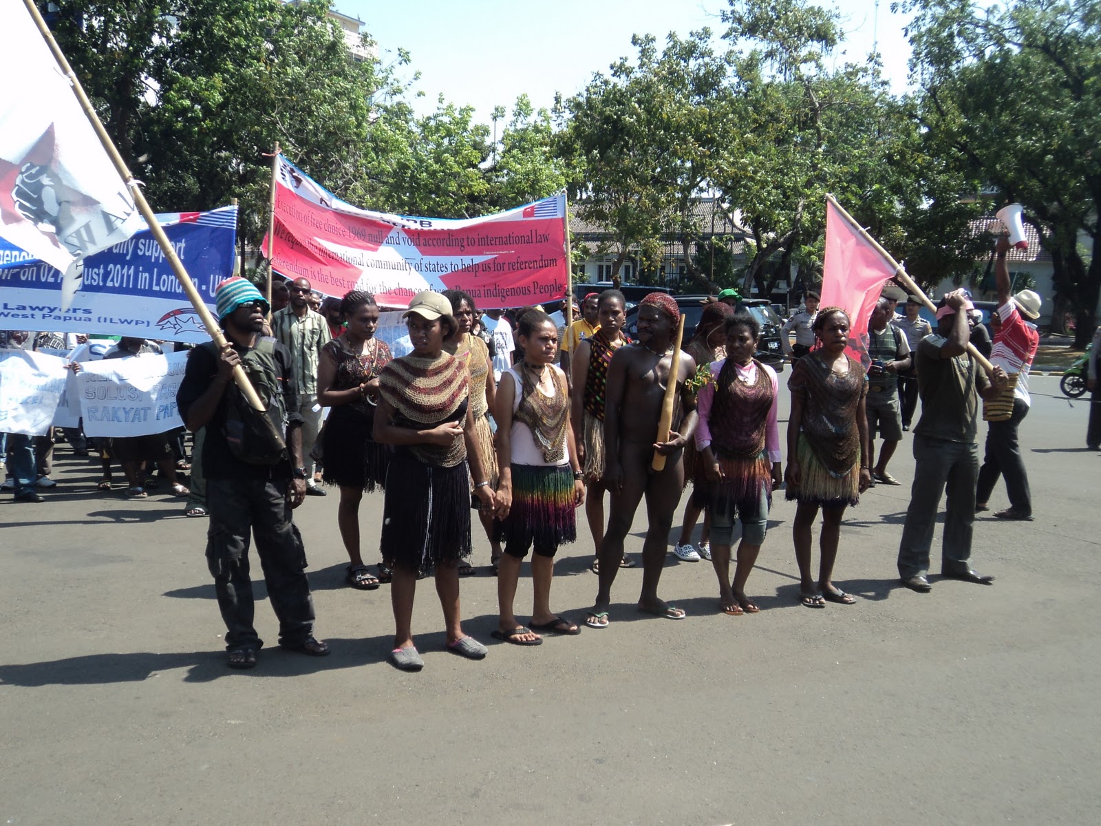 Gerakan pro referendum Papua semakin kuat bila pemerintah melakukan pendekatan kekerasan di Papua