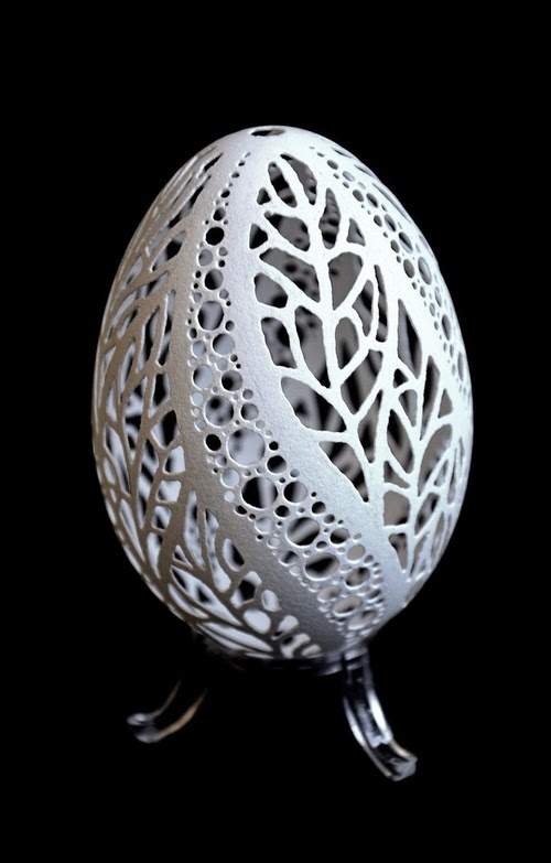 04-Piotr-Bockenheim-Carved-Goose-Eggs-Sculptures-www-designstack-co