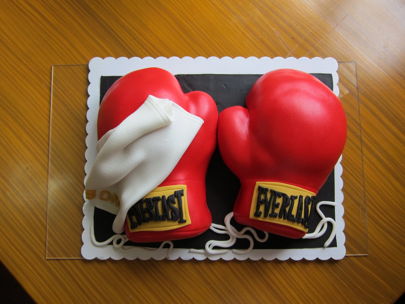 Quintbelles Bong's Boxing Gloves Cake