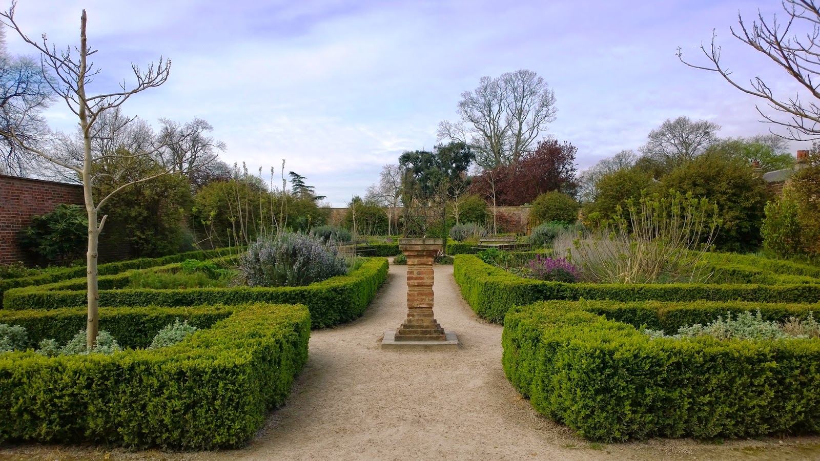 Bowlzee's Little Eye An English Country Garden in Ilford