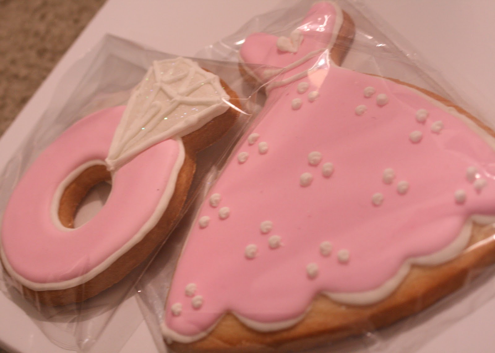 CupcakesOMG! Wrap Star A Gift Wrapping Tutorial