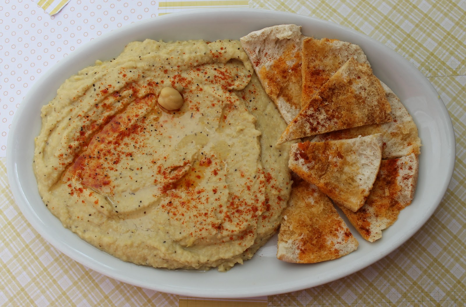 BEAUTY & THE BEARD Roasted Garlic Hummus & Pita Chips