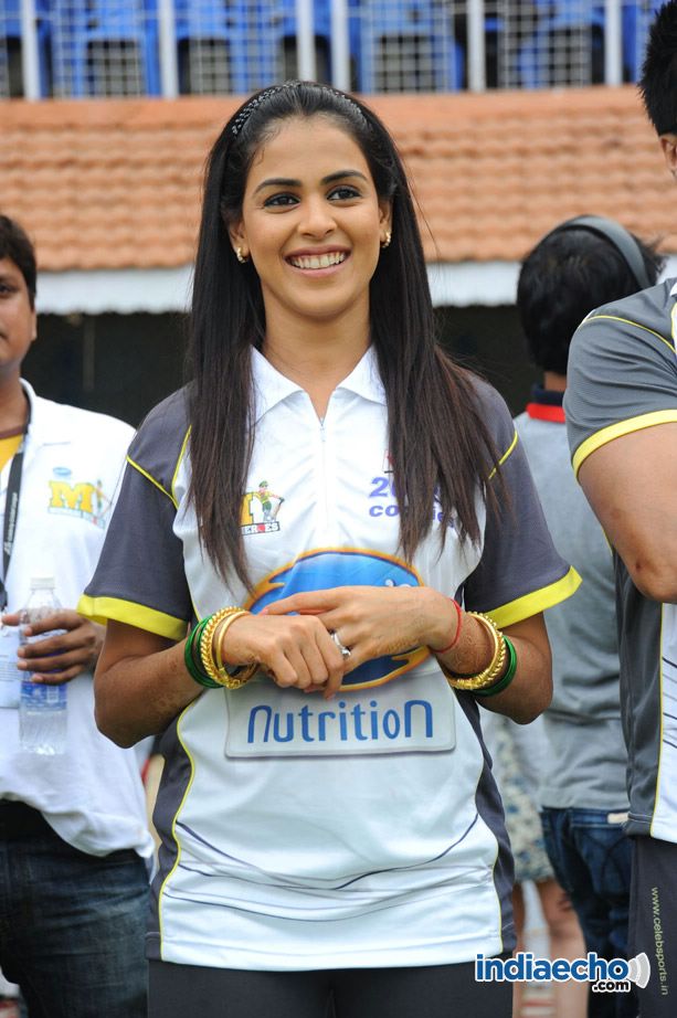 1 - HOt Actress at CCL 2 Semi Final Mumbai Heroes Vs Karnataka Bulldozers
