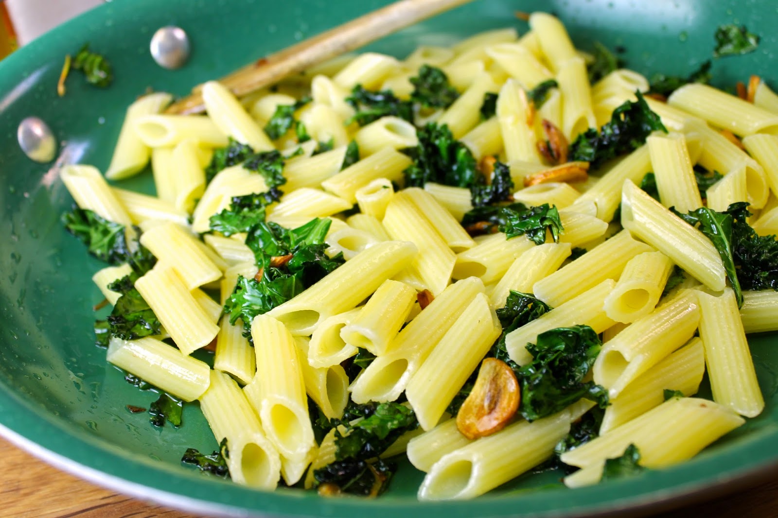 Savoir Faire Receta de pasta sin gluten con ajo, aceite de oliva y col