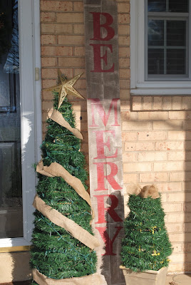 http://twoityourself.blogspot.com/2013/11/large-diy-outdoor-christmas-trees-from.html