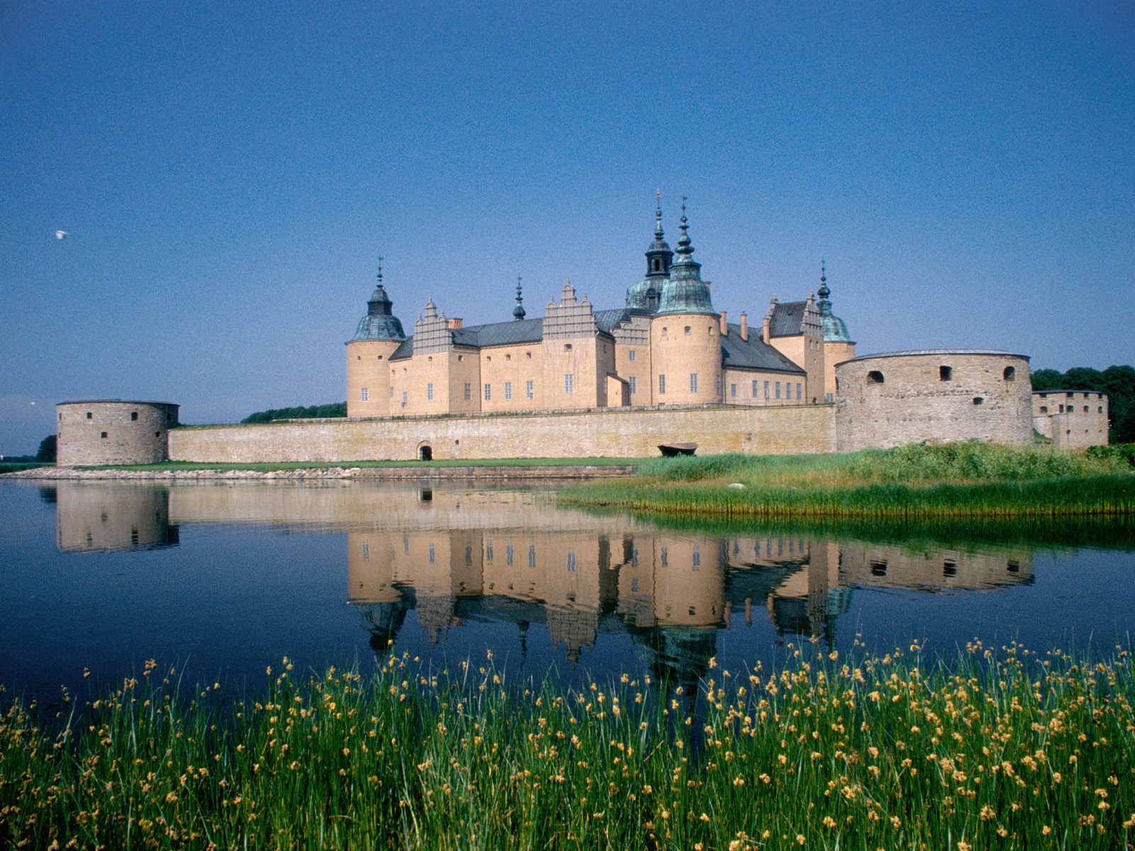 http://3.bp.blogspot.com/-CNDYVrRwXoA/TdiMk9duXMI/AAAAAAAADGU/8sedyE5lQ1o/s1600/Kalmar+Castle%252C+Kalmar%252C+Sweden.jpg