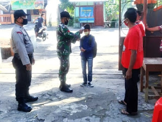 Bagikan Seragam Sekolah Calon Murid Diperiksa