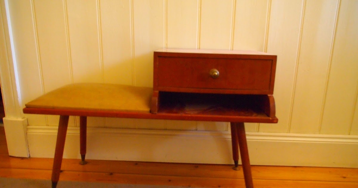 THE THRIFTY CHALLENGE A hallway bench.