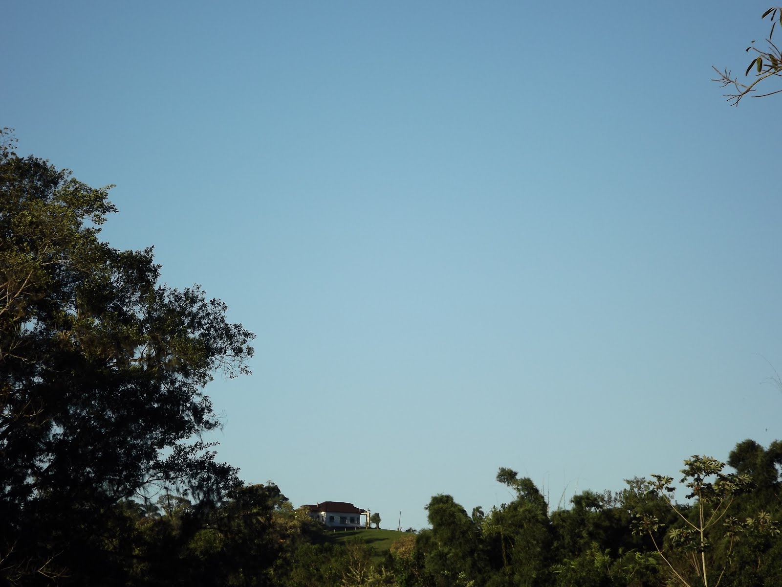 Casa de fazenda de época ao longe, nenhum império dura muito tempo nesta cidade