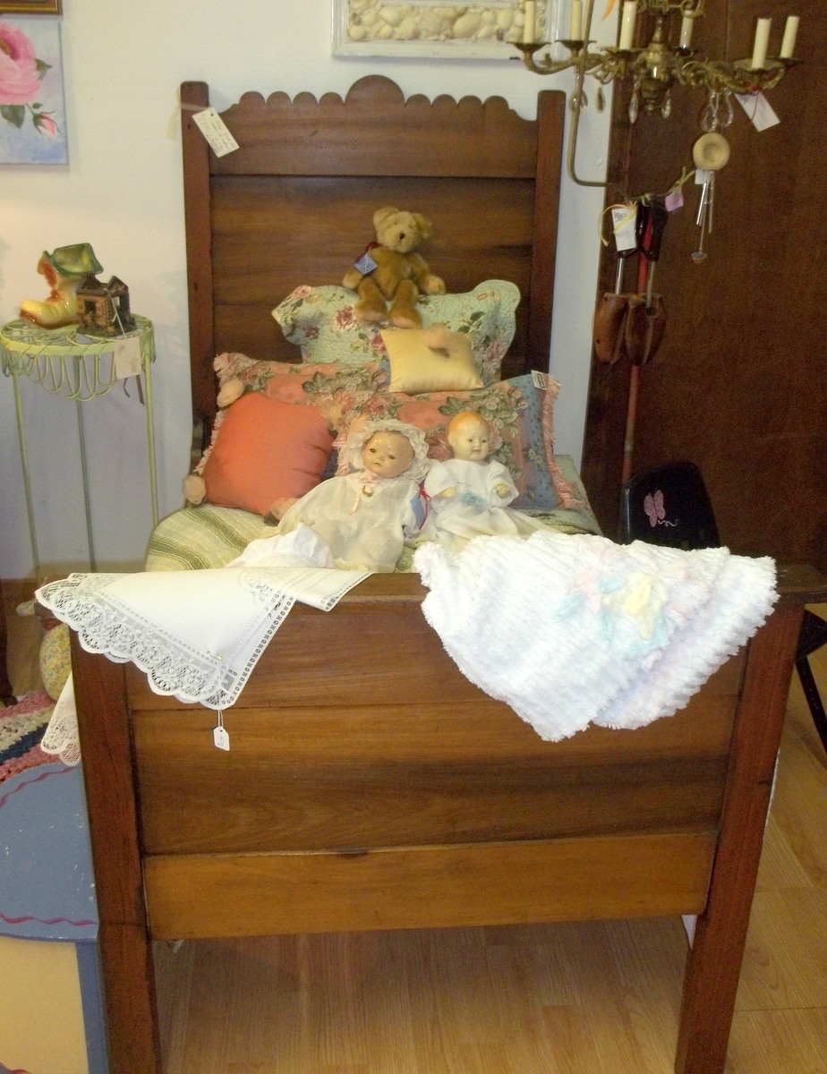 PICKIN and PAINTIN........... ANTIQUE YOUTH BED