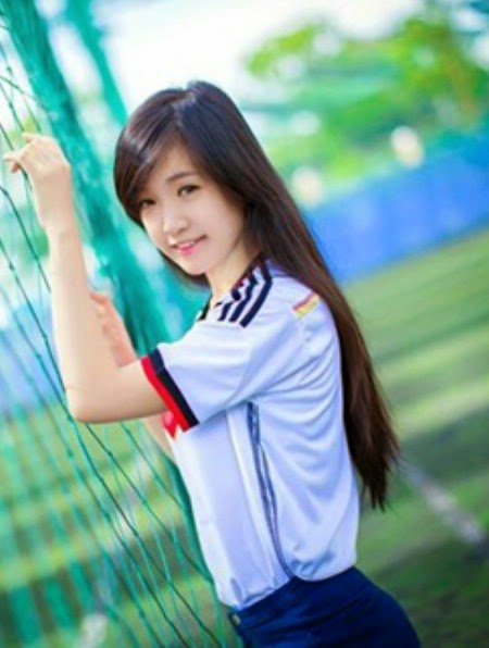 Fan Việt xinh như mộng chụp ảnh cổ vũ tuyển Đức