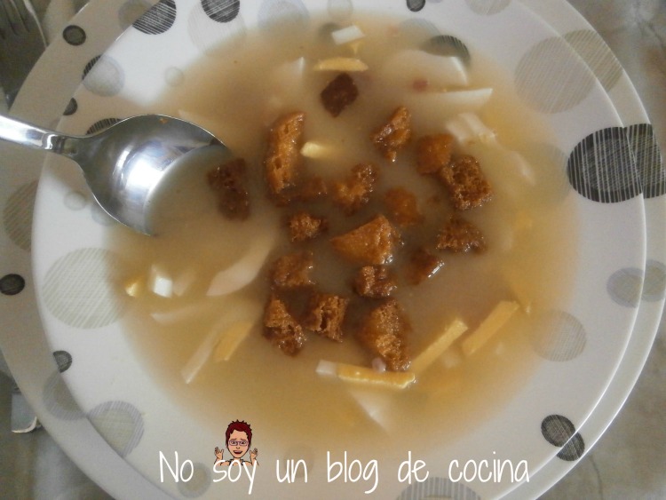 Sopa Con Picatostes, Huevo Y Jamón 
