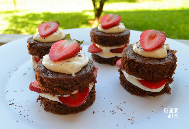 Mini Bolo de Chocolate com Morangos e Chantilly Mini Bolo de Chocolate com Morangos e Chantilly