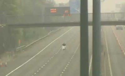 رجل يكوي ملابسة على الطريق السريع ..بالفيديو