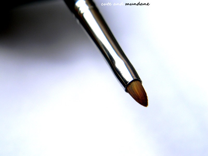 Cute and Mundane MAC 211 pointed liner brush review