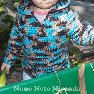 alt="crochet hoodie, baby kimono wrap hoodie, ice yarns colorway wool, casaquinho em crochet com capuz"