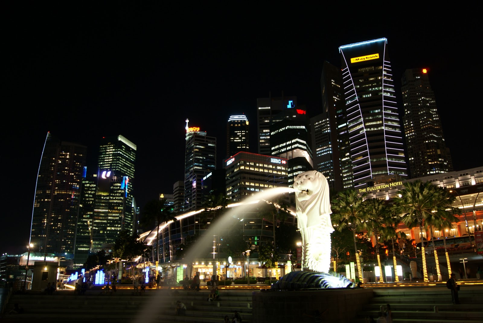 Merlion_and_the_Singapore_Skyline_at_Night.JPG