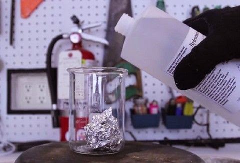 Έριξαν υδροχλωρικό οξύ σε αλουμινόχαρτο και δείτε τι συνέβη... [βίντεο]