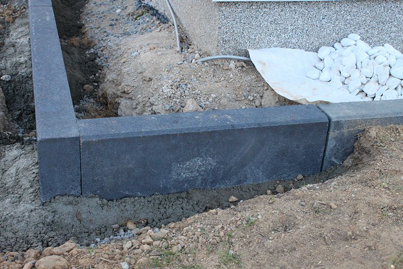 Wir bauen ein Haus: Rasenkantensteine