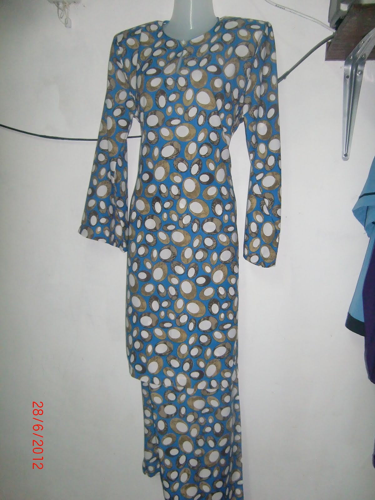 aLiMaz Biz, SeWiNg ..BeAdInG..DiGiTiZiNg AnD EmBrOiDeRy. Baju Kurung