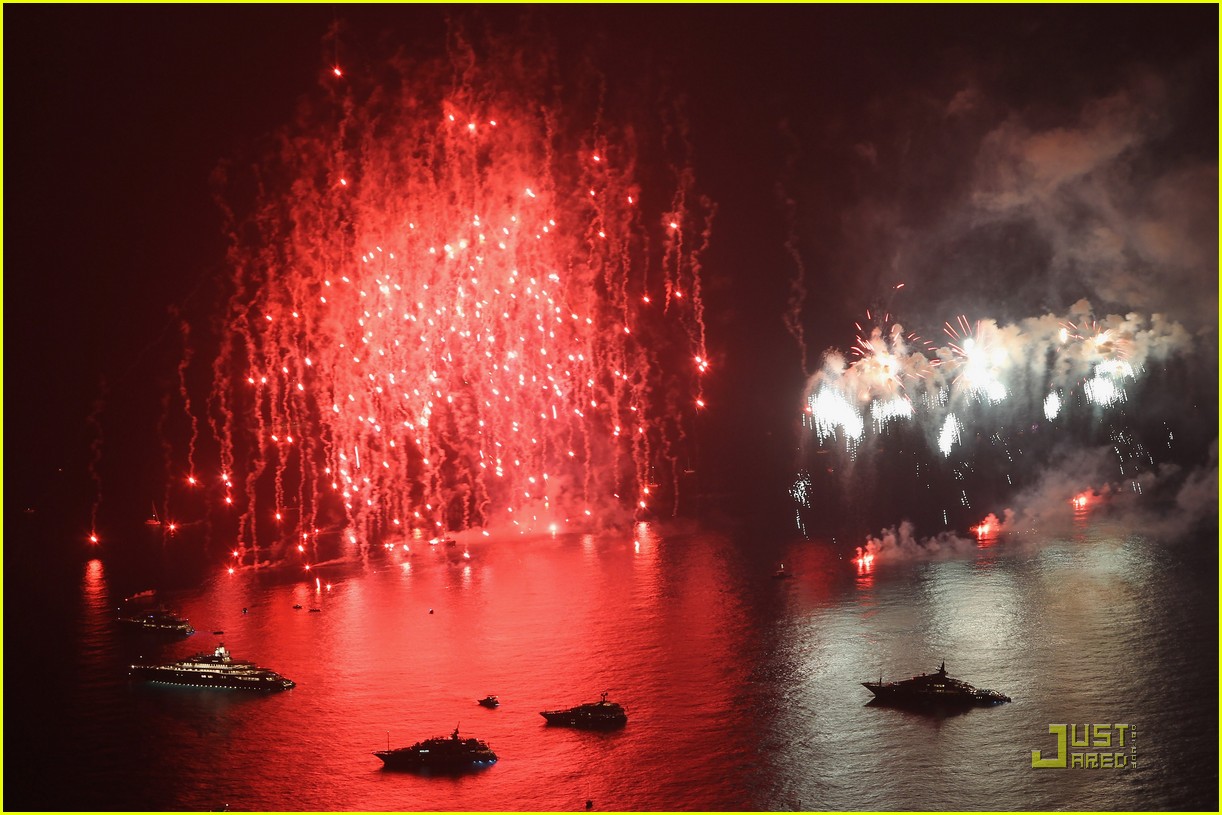 http://3.bp.blogspot.com/-CcoEEaHZujQ/ThATaHwP6sI/AAAAAAAAK3I/8jRowE1SFts/s1600/prince-albert-princess-charlene-wedding-dinner-fireworks-04.jpg