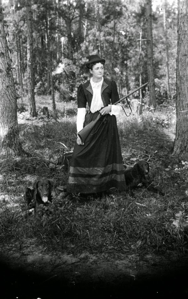 30 Interesting Vintage Photographs of Women Posing With Their Guns