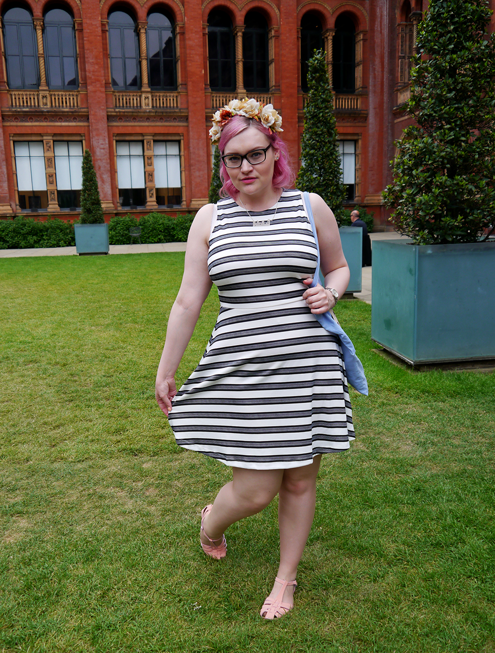 Easy summer dress V&A, #scotstreetstyle, what to wear, style, London, street style, bloggers, Scottish, pink hair