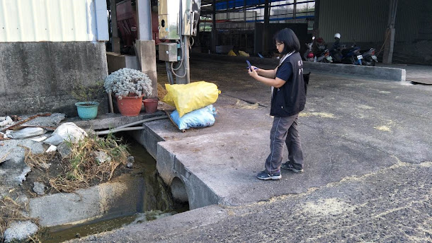屏東縣環保局檢驗牧場排放汙水狀況。 屏東縣環保局檢驗牧場排放汙水狀況。
