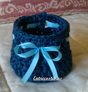 Cesto azul vaquero mediano con cinta celeste.
