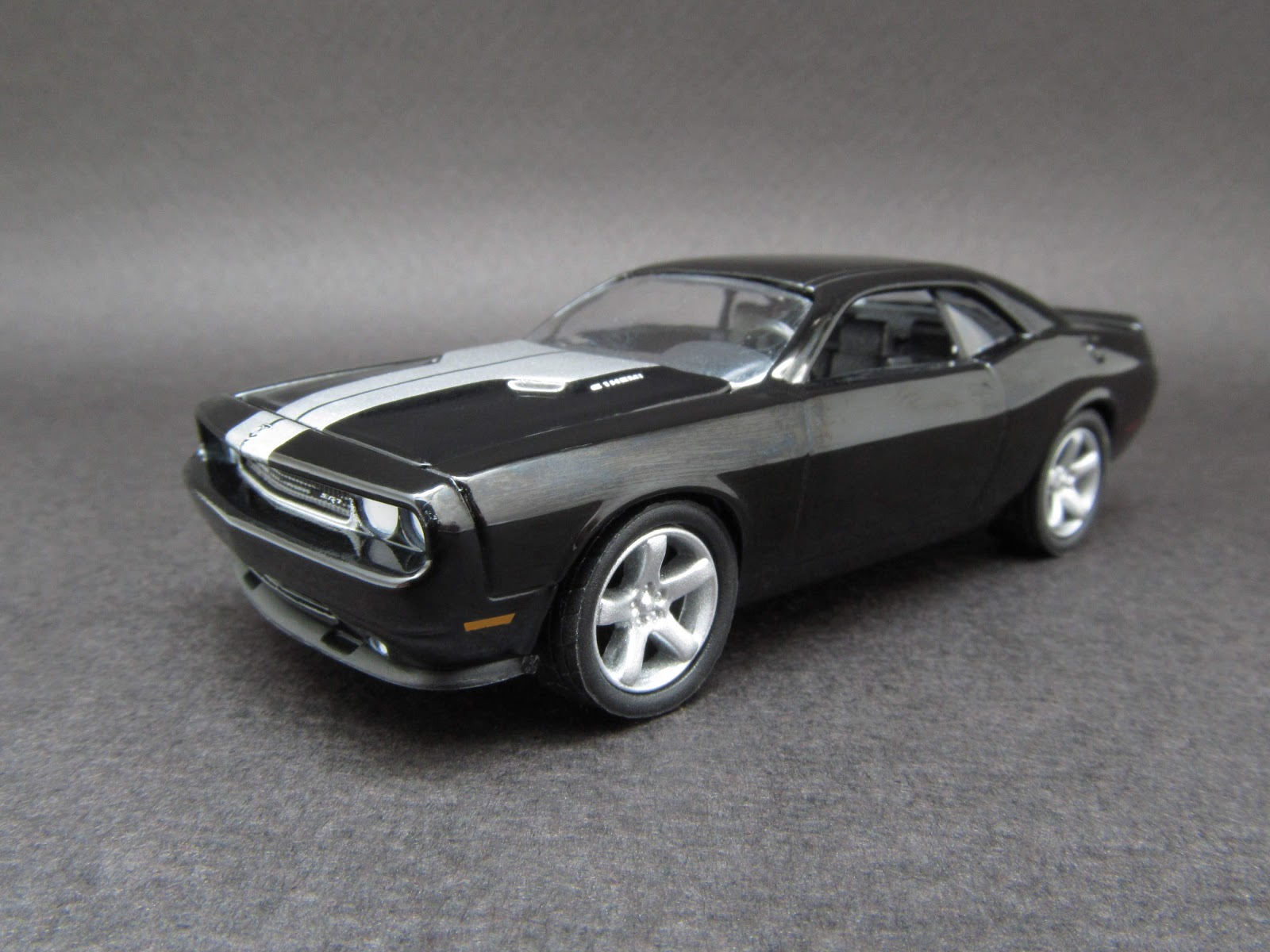 Diecast Hobbist 2009 Dodge Challenger SRT8 NCIS Los Angeles (2009